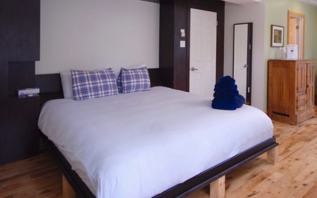 Suite King vue sur l’eau (vue 9) - Auberge Beaux Rêves, Sainte-Adèle, Laurentides QC