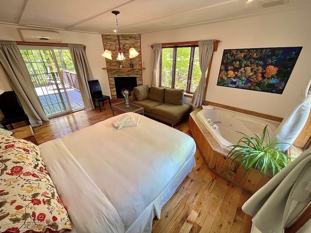 Suite Queen Signature vue sur l’eau (vue 10) - Auberge Beaux Rêves, Sainte-Adèle, Laurentides QC